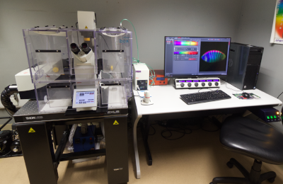 microscope Leica SP8 confocal on table next to computer