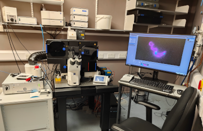 microscope Zeiss Elyra 7 on table next to computer